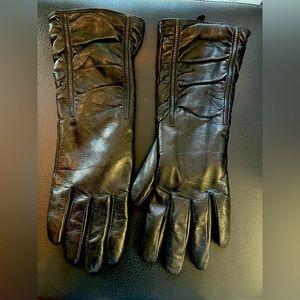 Women’s black leather gloves